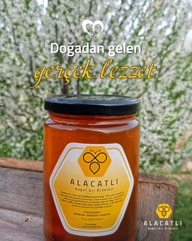 Çiçek açmış ağaçların önünde Alacatlı doğal süzme bal kavanozu